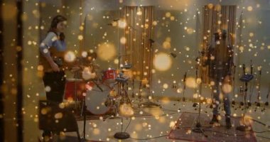 Yüzen altın bokeh ve ses simgelerinin yer aldığı üç müzisyen kayıt stüdyosunda sahne alıyor. Enstrümantasyon, işbirliği, ses, uyum, sanatçılık, akustik, eğlence