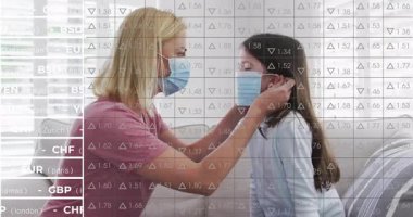 Anne çocuk maskesini kanepeye yerleştiriyor, yüzen sağlık simgeleri ve veri grafikleri gösteriyor. Bakım, bakım, koruma, rahatlık, aile içi, sıcak