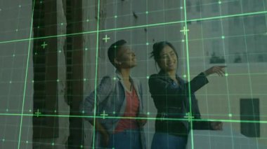 Bayan meslektaşlarım balkonun planına işaret ediyor, teknoloji şebekesi örtüsü sergiliyorlar. İşbirliği, yenilik, kentsel, mimari, planlama, teknoloji, modernite