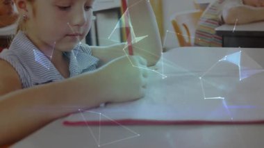 Öğrenci çocuk eğitim sınıfında resim çiziyor, holografik dünya ağı hatlarını sırayla örtüyor. Eğitim, teknoloji, yenilik, sınıf, işbirliği, yaratıcılık, kök