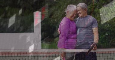 Son sınıf çifti tenis ağına sarılıyor, spor analitiği grafikleri sunuyor mahkeme istatistiklerini örtüyor. Sağlık, canlılık, işbirliği, açık hava aktivitesi, boş zaman, uygunluk, veri görselleştirme