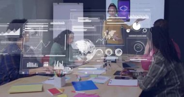 Ekip üyeleri UI tasarımını dizüstü bilgisayarlarla, holografik çizelgelerle inceliyor. Şirket, işbirliği, teknoloji, yenilik, sunum, profesyonellik, modernlik