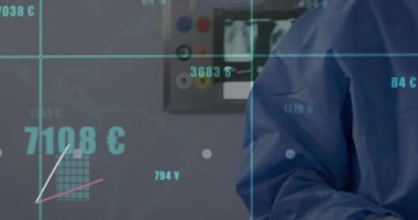 Cerrah, cerrahi lambanın altında duruyor, üst üste binen mali tabloları ve para birimi rakamlarını inceliyor. Tıbbi, profesyonel, illüstrasyon, sağlık, veri analizi, dijital, fütürist