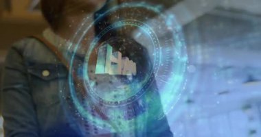 Holografik UAH arayüzü ile etkileşime giren ceketli kadın finans için veri akışı sergiliyor. Futuristik, teknoloji, yenilik, dijital, arayüz, veri, para birimi