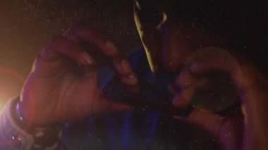 Teknoloji stüdyosunda silindirik aletler ve yuvarlak cam disk tutan bir adam. Yıldızlı lekeler var. Teknoloji, yenilik, fütüristik, bilim, cihaz, ortam, dijital