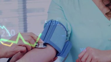 Bluz giyen, kan basıncını ölçen, çizgi grafikleri ve sayısal örtüler gösteren bir kadın. Sağlık, teknoloji, analitik, sağlık, sağlık, veri, dijital