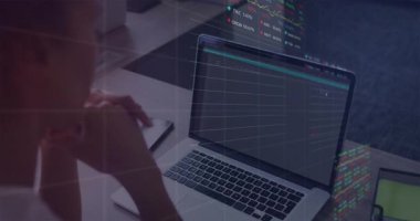 Teknoloji atölyesindeki kadın geliştirici animasyon kodlarını ve grafik örtülerini analiz ediyor. Programlama, analitik, teknoloji, yenilik, bilgi, modern, uzak