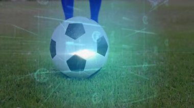 Erkek sporcu çimlerin üzerinde futbol topunun arkasında duruyor, spor veri şebekesi ve parlayan bir sembolle. Spor, teknoloji, veri, fütüristik, fitness, yenilik, dijital