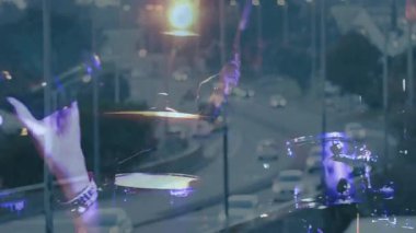 Grup arkadaşları bateri çalıyor ve müzik stüdyosunda mikrofona şarkı söylüyor. Otoyol ışıklarını örtüyorlar. Performans, eğlence, ses, ritim, multimedya, dinamik, enerjik