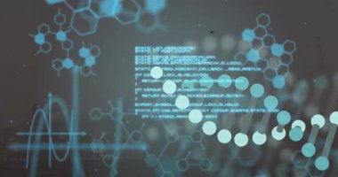 Altıgen yapıları ve parlayan kodları gösteren animasyon çizimleri boyunca hareket eden DNA çift sarmalı. Fütüristik, biyoteknoloji, veri görselleştirme, dijital sanat, bilimsel, yenilik, soyut