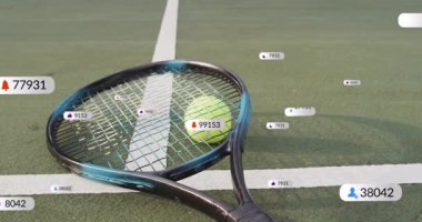 Turkuaz çerçeveli tenis raketi ve sahada yüzen sosyal medya simgelerini gösteren sarı top. Spor, spor, spor, açık hava, canlı, dijital, teknoloji, sağlık
