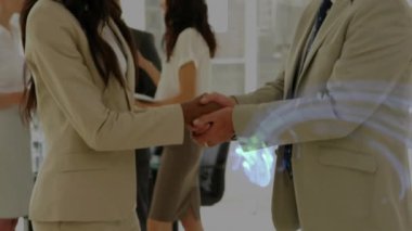 İş yerinde iş arkadaşıyla konuşan bir kadın, akıllı telefon ikonu ve veri akışları dönüyor. Profesyonel, kurumsal, takım çalışması, teknoloji, iletişim, ağ oluşturma, kentsel