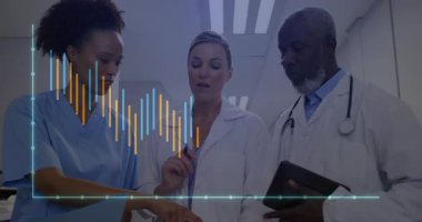 Hastane koridorunda verileri inceleyen üç sağlık personeli, bar ve çizgi çizelgelerini gösteriyor. Tıbbi, takım çalışması, yenilik, sağlık, analiz, klinik, teknoloji