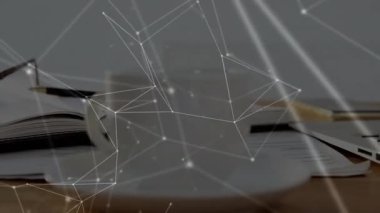 Ahşap masa üzerinde parlayan ağ düğümlerini gösteren açık defter üzerinde dinlenen okuma gözlükleri. Teknoloji, yenilik, çalışma alanı, üretkenlik, modern, bağlantı, entelektüel