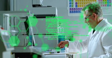 Kimya laboratuvarında HPLC sistemini inceleyen kıdemli bilim adamı yeşil altıgen örtüler gösteriyor. Araştırma, yenilik, kesinlik, analiz, biyoteknoloji, bilimsel, veri