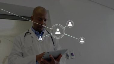 Klinik ortamda tablet kullanan erkek doktor kullanıcı profili grafikleri gösteriyor. Sağlık, teletıp, teknoloji, profesyonellik, bağlantı, yenilik, dijital