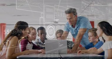 Modern sınıfta dizüstü bilgisayar kullanarak öğrencilere rehberlik eden, yüzen veri grafikleri yansıtan bir öğretmen. Eğitim, teknoloji, işbirliği, yenilik, modernlik, gençlik, akıl hocalığı