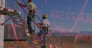 İki teknisyen çatıdaki merdivenlere tırmanıyor. Canlı pembe finansal çizelgeleri gösteriyor. Sanayi, takım çalışması, güvenlik, inşaat, analitik, ilerleme, profesyonel