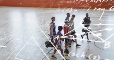 Basketbol takımı sahadan çıkıp çizgi roman çizimlerinin ortasında koçla beşlik çakışıyor. Sporcular, takım çalışması, rekabetçi, sportmenlik, antrenman, fitness, performans