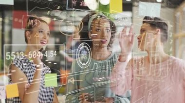 Üç profesyonel cam duvarda teknoloji verilerini tartışıyor, telefonu tutuyor, interaktif çizelgeleri gösteriyor. İşbirliği, takım çalışması, veri görselleştirme, modernleşme, dijital arayüz, iş zekası, kurumsal