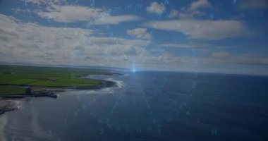 HUD pusulası kıyı insansız hava aracı görüntüsü üzerinde canlandırılıyor, liman iskelesi ve tarım arazisi vurgulanıyor. Hava, kıyı, manzara, navigasyon, teknoloji, dinginlik, keşif