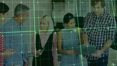 İş mutfağında tablet ve dizüstü bilgisayar kullanan beş iş arkadaşı yeşil veri şebekesini gösteriyor. İşbirliği, takım çalışması, yenilik, teknoloji, dijital, çalışma alanı, modern