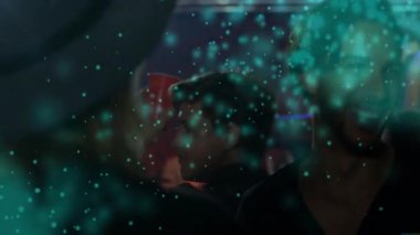 Eğlence kampanyasında gece kulübünde elinde kırmızı bardakla duran iki adam. Kutlama, yoldaşlık, gece hayatı, canlı, sosyal, şenlikli, dinamik