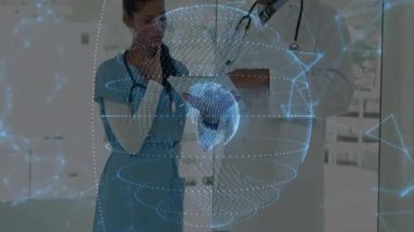 Kadın hemşire ve erkek doktor, tıbbi klinikte, holografik küre kaplamalı panoyu inceliyor. Tıbbi, işbirliği, fütüristik, dijital, sağlık, yenilik, takım çalışması