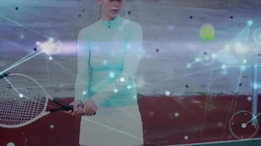 Red Hardcourt 'ta raket çeken bayan sporcu, spor teknolojisi ağı örtüşmesi sergiliyor. Spor, teknoloji, fitness, yenilik, rekabet, dinamik, modern