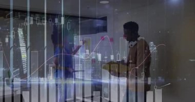 İş arkadaşları ofiste fintech fikirleri tartışıyor, animasyon çizelgeleri ve yapışkan notlar gösteriyorlar. İşbirliği, yenilik, teknoloji, takım çalışması, finans, modernite, iletişim