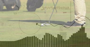 Golfçü alt bacakları düz dizaynla yeşile boyarken veri tabloları topun etrafında süzülüyor. Atletik, hassas, açık hava, modern, odaklanma, manzara, performans