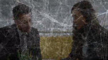 İş arkadaşları sarı bankta oturmuş, animasyon finans çizelgeleriyle akıllı telefonları izliyorlar. Profesyonel, kurumsal, modern, işe gidip gelme, işbirliği, kentsel, teknoloji