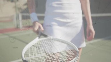 Kadın oyuncu dışarıda tenis topunu dengeliyor. Raket üzerinde, sağlık çizelgeleriyle. Spor, aktivite, enerjik, enerjik, açık hava, fitness, rekabet