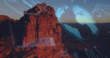 Çölden yükselen kırmızı kaya oluşumu, çubuk grafiği, şebeke ve devre çizgileri gösteriyor. Jeolojik, yenilik, teknoloji, veri görselleştirme, soyut, manzara, fütürist