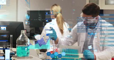 Bilim laboratuarında çalışan iki bilim adamı, yüzen holografik çizelgeler ve test tüpleri sergiliyorlar. Bilim adamları, yenilik, teknoloji, analitik, araştırma, modern, kimya