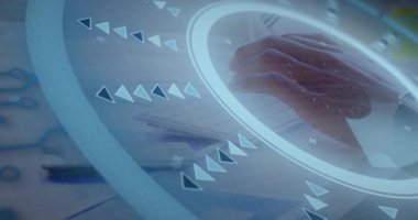 Eller beyaz klavyeye yazı yazarken HUD simgeleri dönüyor, tahta masanın üzerinde düz bir dizaynla parlıyor. Teknoloji, üretkenlik, dijital, yenilik, çalışma alanı, modern arayüz