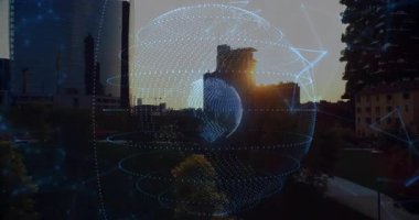 Mavi noktalı holografik küre, şehir parkının fütüristik ağ düzeni üzerine yansıtılıyor. Fütürist, teknoloji, yenilikçi, modern, manzaralı, kentsel, bağlantı