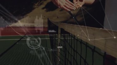 Oyuncular tenis ağının üzerinden el sıkışıyor, spor teknolojisi için dijital ağ grafikleri sergiliyorlar. Sporcular, işbirliği, yenilik, dijital, açık hava, sportmenlik, takım çalışması