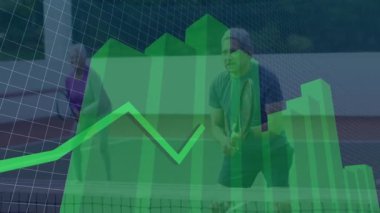 Kıdemli tenis partnerleri, yeşil çizelgelerle harmanlama teknolojisiyle voleyde oynuyorlar. Atletizm, fitness, görselleştirme, canlılık, rekabet, boş zaman, açık hava