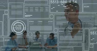 Tıbbi ekip hasta verilerini klinik koridorunda yüzen HUD grafikleri ve sayı panelleriyle tartışıyor. İşbirliği, sağlık, teknoloji, yenilik, profesyonellik, fütüristik, takım çalışması