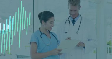 Sağlık ekibi klinikteki panoyu inceliyor, animasyon çubuğu ve çizgi çizelgesi verilerini gösteriyor. Tıbbi, profesyonel, analitik, modern, sağlık, işbirliği, veri