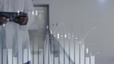 Kıdemli erkek doktor steteskop takıyor. Elinde akıllı telefon var. Medikal teknolojide animasyon çizelgelerine bakıyor. Tıbbi, sağlık, teknoloji, veri, profesyonel, modern, analitik