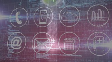 Mor kod arkaplanının üzerinde mercek fişekleri olan sekiz dairesel teknik simge düzenleniyor. Teknoloji, dijital, fütüristik, arayüz, iletişim, veri, ağ