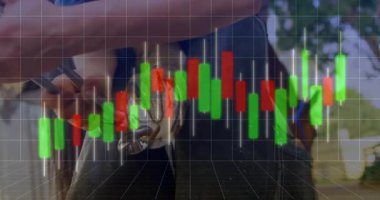 Benzin istasyonunda yakıt pompası tutan adam. Finansal şamdan şemasını ve şebekesini gösteriyor. Dilekçe, yatırım, ticaret, açık hava, modern, teknik, analiz