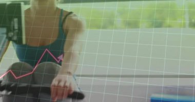 Modern spor salonunun içinde koşu bandında koşan bir kadın, neon pembe performans çizgisi grafiği gösteren bir şebeke. Zindelik, sağlık, teknoloji, egzersiz, canlılık, hareket, sağlık