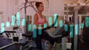 Kadın spor salonunda eliptik antrenör üzerinde egzersiz yapıyor, neon mavi fitness veri çubuğu örtüsü sergiliyor. Fitness, egzersiz, sağlık, eğitim, canlılık, hareket, kararlılık