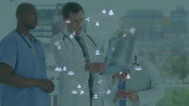 Tıbbi ekip röntgenleri inceliyor, ağ simgeleriyle teletıp görüntüsü veriyor. Sağlık, işbirliği, dijital, profesyonellik, klinik, teknoloji, takım çalışması