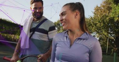 Kadın, sahada partneriyle tenis oynuyor. Animasyon spor performans verileri ve grafikleri gösteriyor. Atletizm, dostluk, eğlence, canlı, aktif giysi, açık hava, sağlık