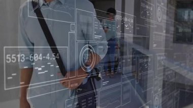 Profesyonel iş adamı koridordaki dijital panelleri inceliyor, holografik çizelgelerle etkileşimde bulunuyor. Teknoloji, yenilik, veri görselleştirme, modern, fütüristik, analitik, kurumsal