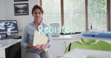Diş muayenehanesinde kadın resepsiyonist, üzerinde yüzen röntgen ışınları ve sağlık simgeleri var. Profesyonel, sağlık hizmetleri, modern, klinik, tanı, temiz, güvenilir